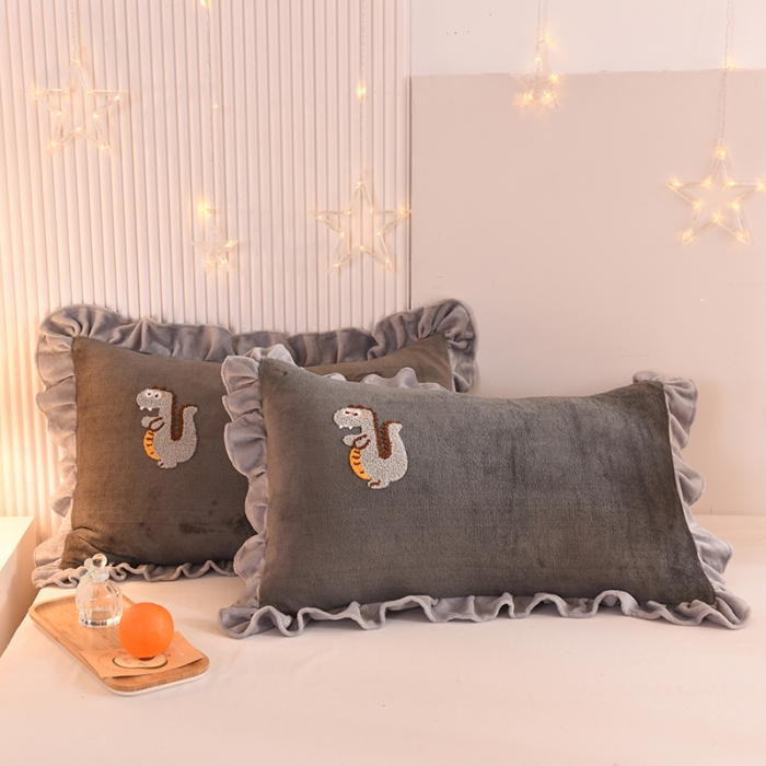 91家纺网 家纺一手货源 找家纺 甜之梦 2025新款毛巾绣牛奶绒枕套 48*74/对 乖乖龙深灰