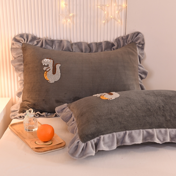 91家纺网 家纺一手货源 找家纺 甜之梦 2025新款毛巾绣牛奶绒枕套 48*74/对 乖乖龙深灰