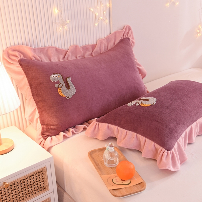 91家纺网 家纺一手货源 找家纺 甜之梦 2025新款毛巾绣牛奶绒枕套 48*74/对 乖乖龙紫豆沙