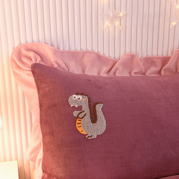 91家纺网 家纺一手货源 找家纺 甜之梦 2025新款毛巾绣牛奶绒枕套 48*74/对 乖乖龙紫豆沙