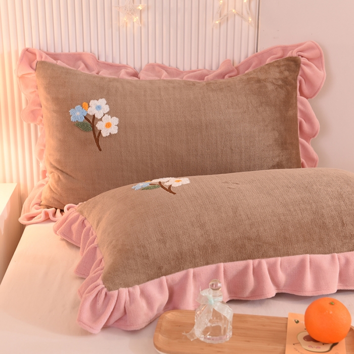 91家纺网 家纺一手货源 找家纺 甜之梦 2025新款毛巾绣牛奶绒枕套 48*74/对 满天星奶茶咖