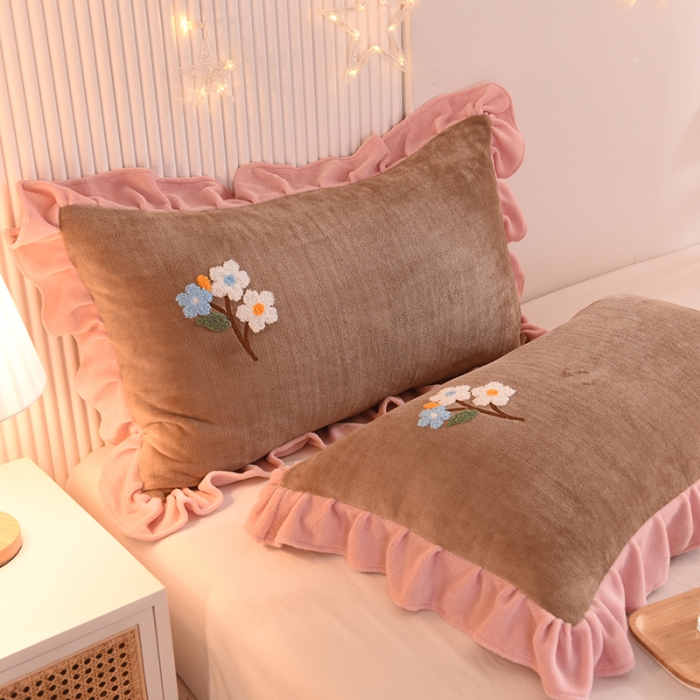 91家纺网 家纺一手货源 找家纺 甜之梦 2025新款毛巾绣牛奶绒枕套 48*74/对 满天星奶茶咖