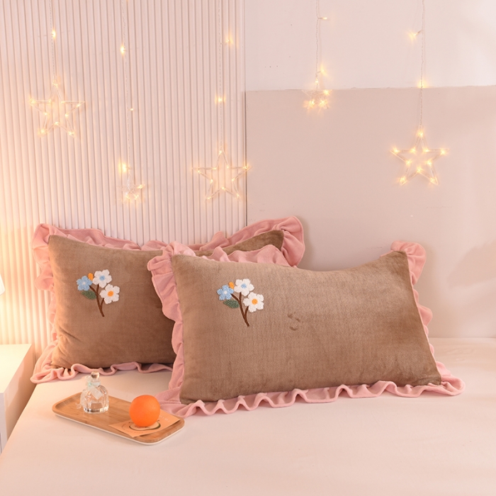 91家纺网 家纺一手货源 找家纺 甜之梦 2025新款毛巾绣牛奶绒枕套 48*74/对 满天星奶茶咖