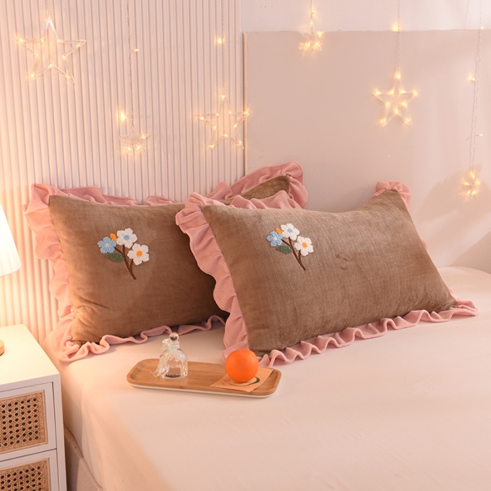 91家纺网 家纺一手货源 找家纺 甜之梦 2025新款毛巾绣牛奶绒枕套 48*74/对 满天星奶茶咖