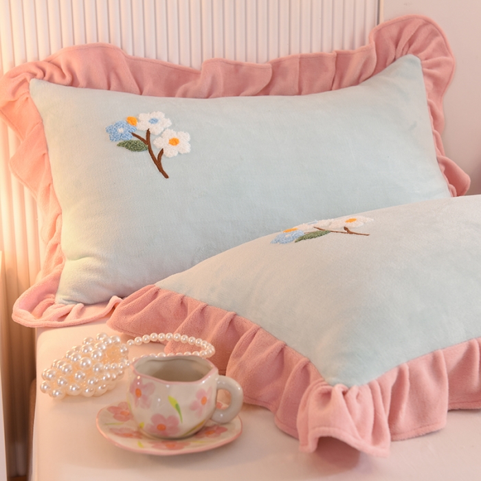 91家纺网 家纺一手货源 找家纺 甜之梦 2025新款毛巾绣牛奶绒枕套 48*74/对 满天星嫩绿