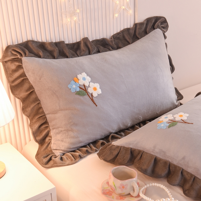 91家纺网 家纺一手货源 找家纺 甜之梦 2025新款毛巾绣牛奶绒枕套 48*74/对 满天星浅灰