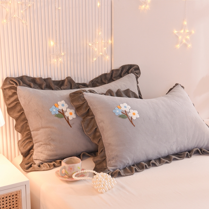 91家纺网 家纺一手货源 找家纺 甜之梦 2025新款毛巾绣牛奶绒枕套 48*74/对 满天星浅灰