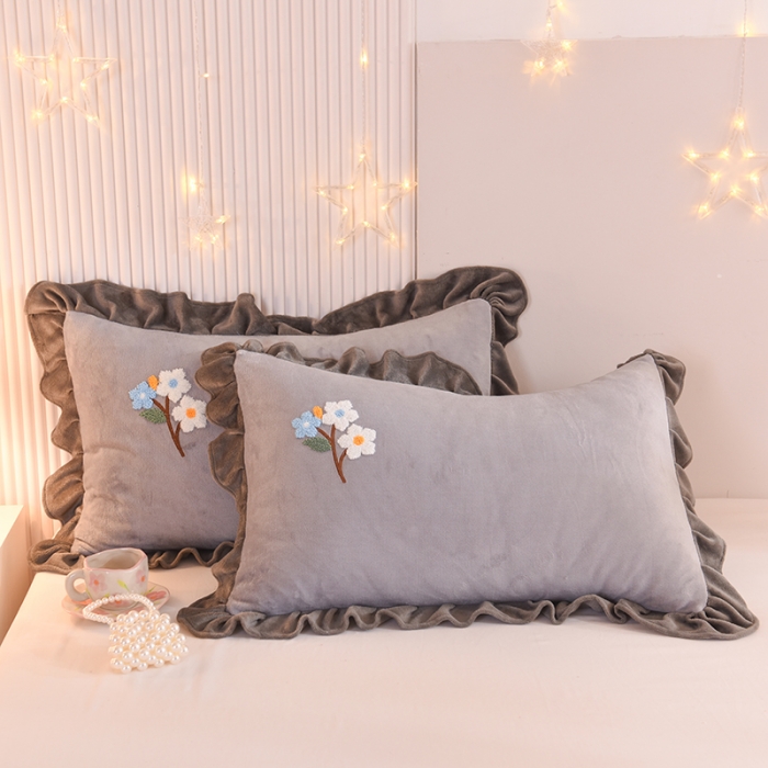 91家纺网 家纺一手货源 找家纺 甜之梦 2025新款毛巾绣牛奶绒枕套 48*74/对 满天星浅灰