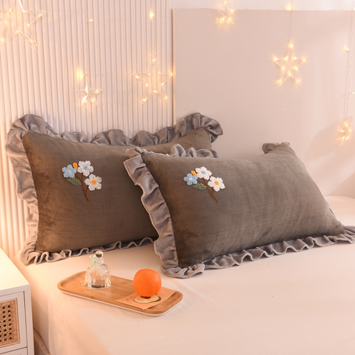 91家纺网 家纺一手货源 找家纺 甜之梦 2025新款毛巾绣牛奶绒枕套 48*74/对 满天星深灰