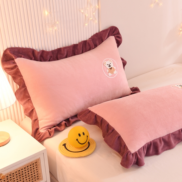 91家纺网 家纺一手货源 找家纺 甜之梦 2025新款毛巾绣牛奶绒枕套 48*74/对 小熊宝可梦淡粉