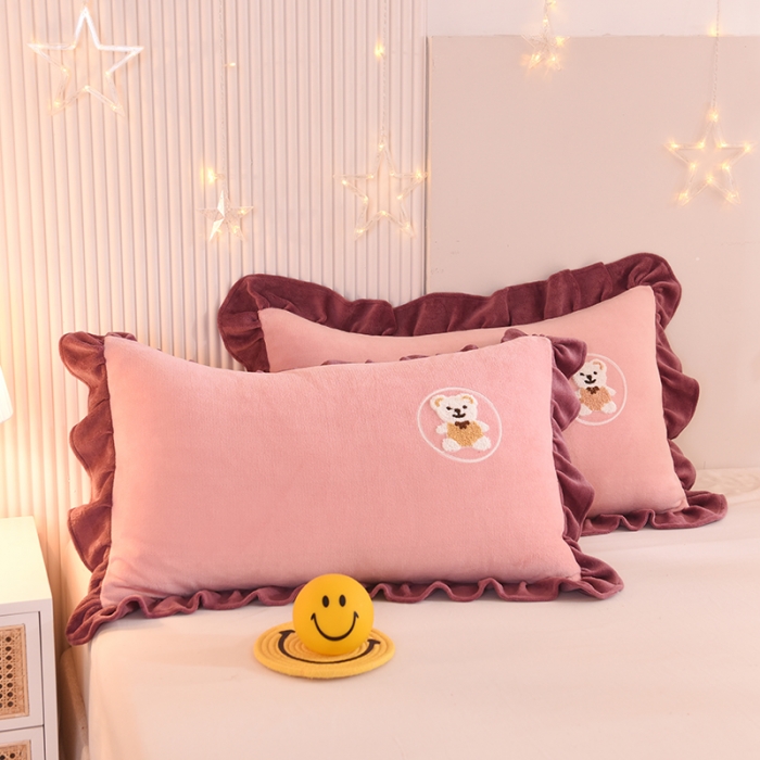 91家纺网 家纺一手货源 找家纺 甜之梦 2025新款毛巾绣牛奶绒枕套 48*74/对 小熊宝可梦淡粉
