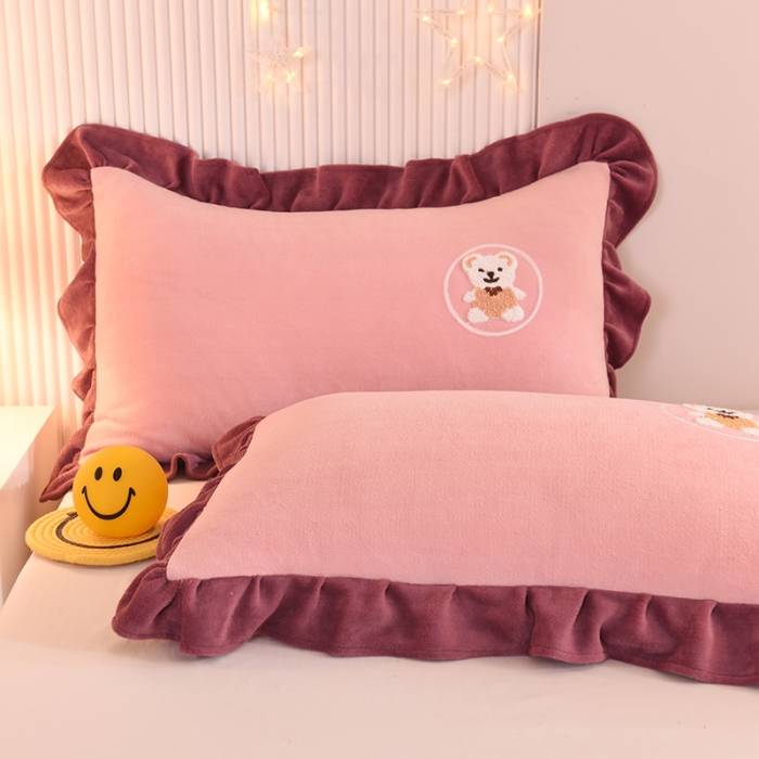 91家纺网 家纺一手货源 找家纺 甜之梦 2025新款毛巾绣牛奶绒枕套 48*74/对 小熊宝可梦淡粉