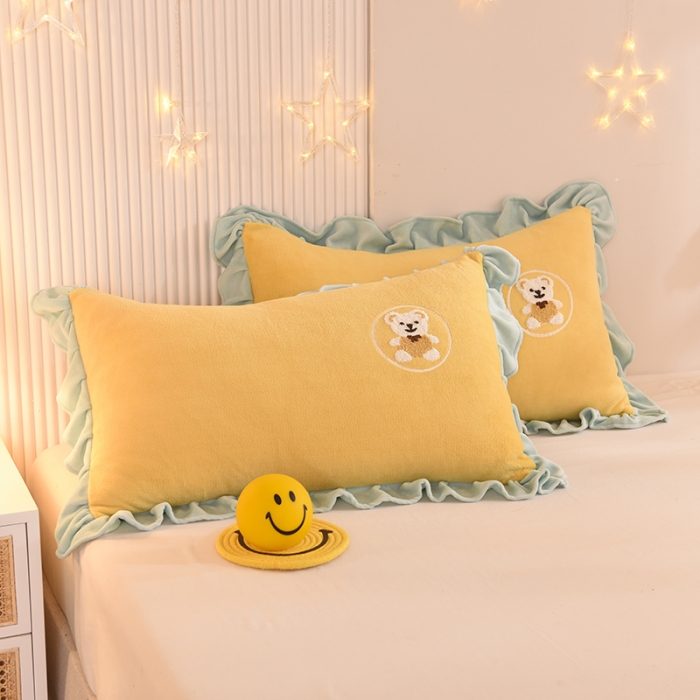 91家纺网 家纺一手货源 找家纺 甜之梦 2025新款毛巾绣牛奶绒枕套 48*74/对 小熊宝可梦嫩黄