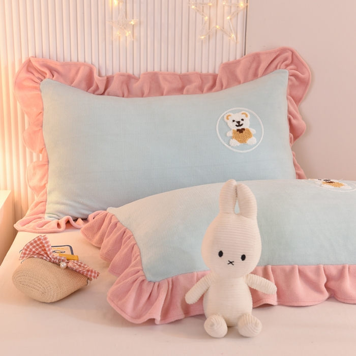 91家纺网 家纺一手货源 找家纺 甜之梦 2025新款毛巾绣牛奶绒枕套 48*74/对 小熊宝可梦嫩绿