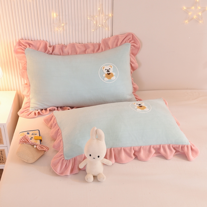 91家纺网 家纺一手货源 找家纺 甜之梦 2025新款毛巾绣牛奶绒枕套 48*74/对 小熊宝可梦嫩绿