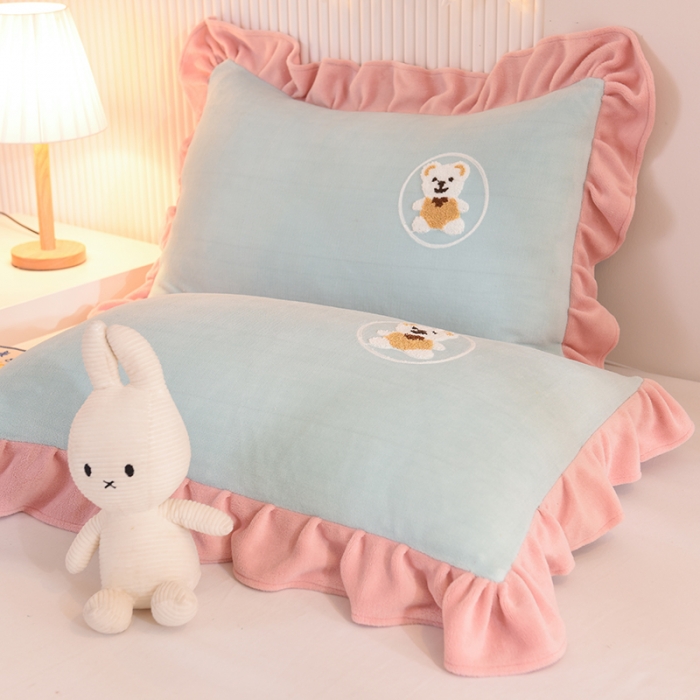 91家纺网 家纺一手货源 找家纺 甜之梦 2025新款毛巾绣牛奶绒枕套 48*74/对 小熊宝可梦嫩绿