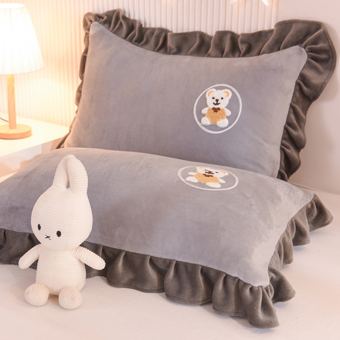 91家纺网 家纺一手货源 找家纺 甜之梦 2025新款毛巾绣牛奶绒枕套 48*74/对 小熊宝可梦浅灰