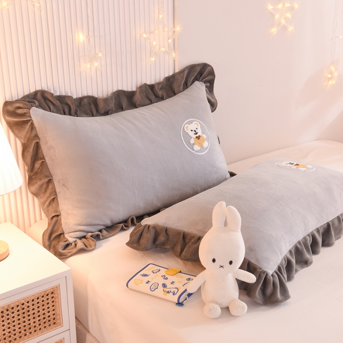 91家纺网 家纺一手货源 找家纺 甜之梦 2025新款毛巾绣牛奶绒枕套 48*74/对 小熊宝可梦浅灰