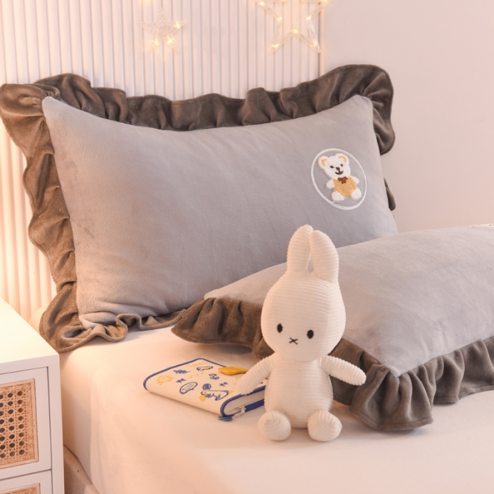 91家纺网 家纺一手货源 找家纺 甜之梦 2025新款毛巾绣牛奶绒枕套 48*74/对 小熊宝可梦浅灰