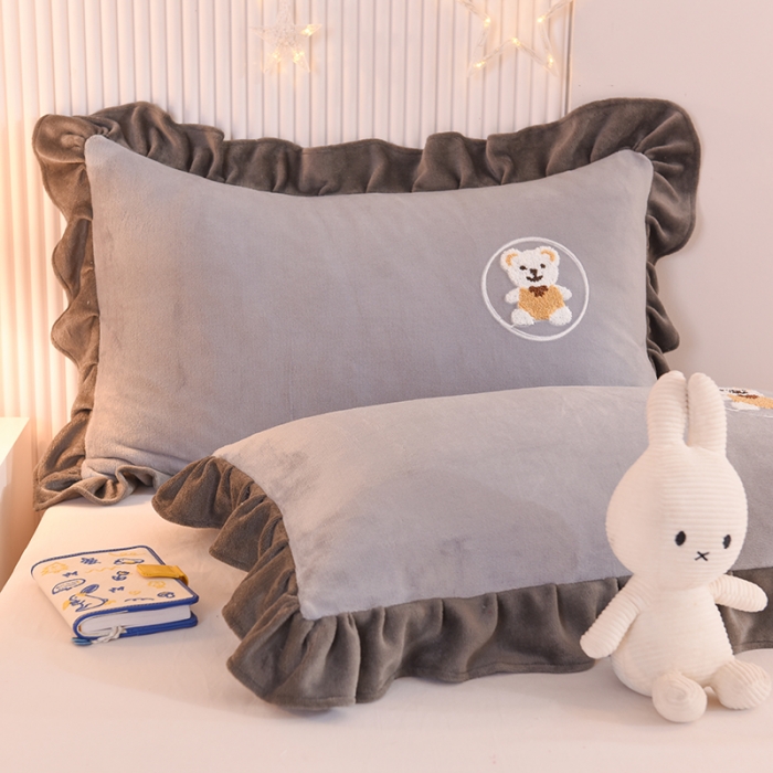 91家纺网 家纺一手货源 找家纺 甜之梦 2025新款毛巾绣牛奶绒枕套 48*74/对 小熊宝可梦浅灰