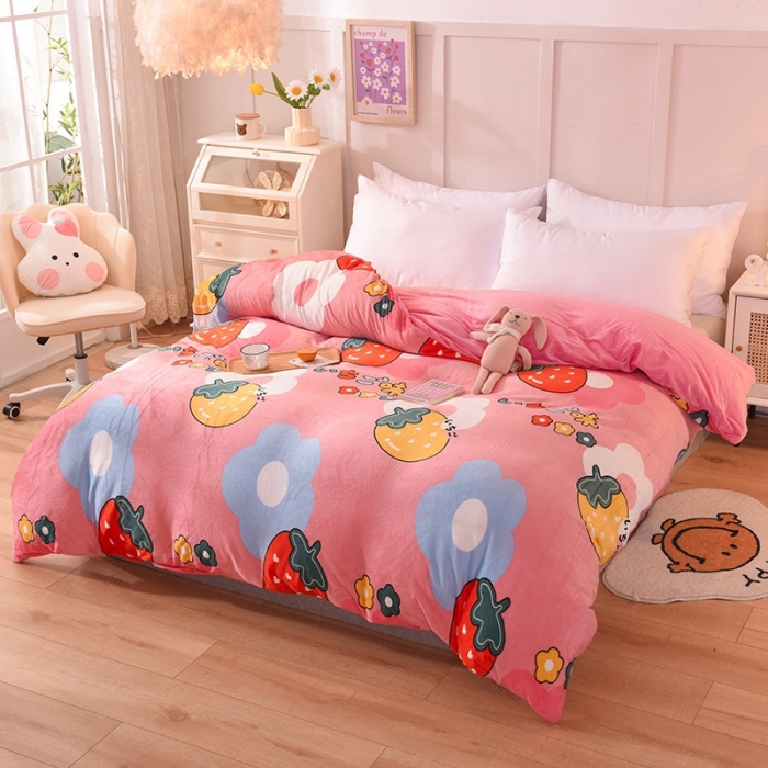 91家纺网 家纺一手货源 找家纺 甜之梦 2025新款水晶绒单品印花被套 草莓格