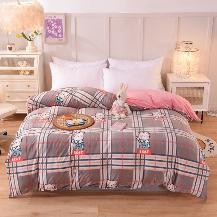 91家纺网 家纺一手货源 找家纺 甜之梦 2025新款水晶绒单品印花被套 格子萌熊