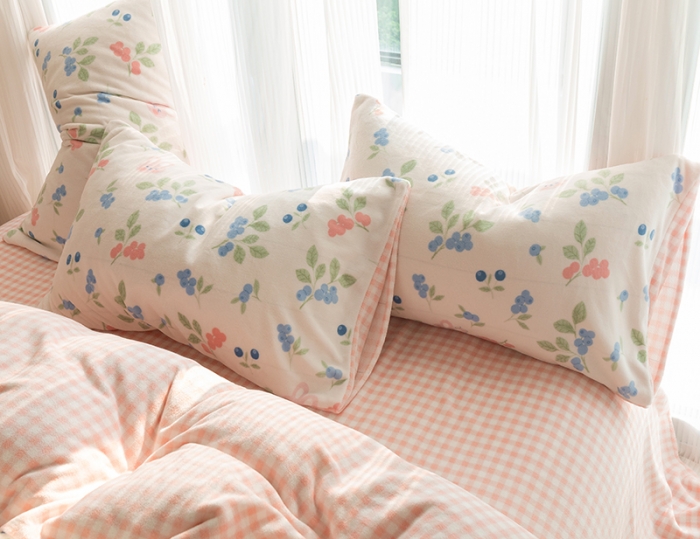 91家纺网 家纺一手货源 找家纺 千朵2022新款牛奶绒系列四件套 蓝莓兔