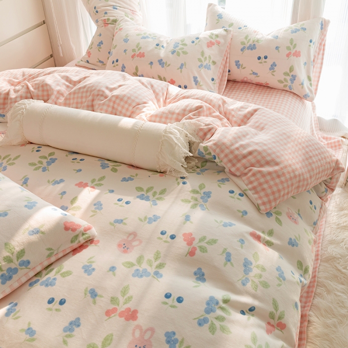 91家纺网 家纺一手货源 找家纺 千朵2022新款牛奶绒系列四件套 蓝莓兔