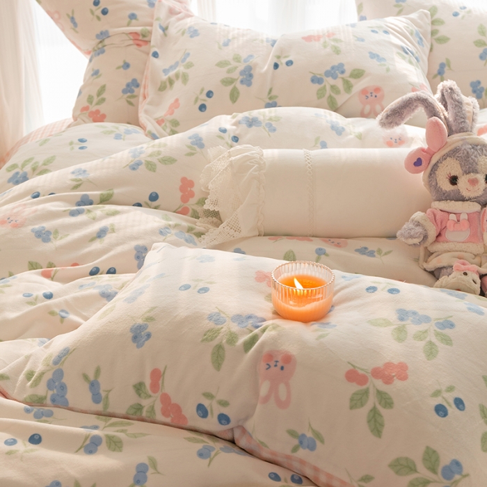 91家纺网 家纺一手货源 找家纺 千朵2022新款牛奶绒系列四件套 蓝莓兔