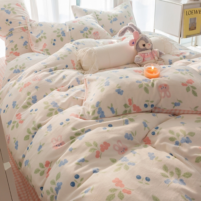 91家纺网 家纺一手货源 找家纺 千朵2022新款牛奶绒系列四件套 蓝莓兔