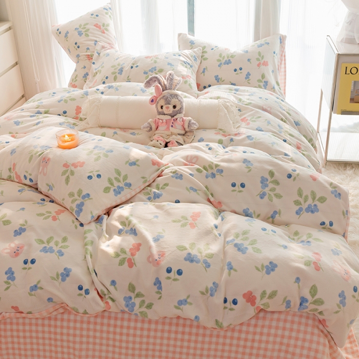 91家纺网 家纺一手货源 找家纺 千朵2022新款牛奶绒系列四件套 蓝莓兔