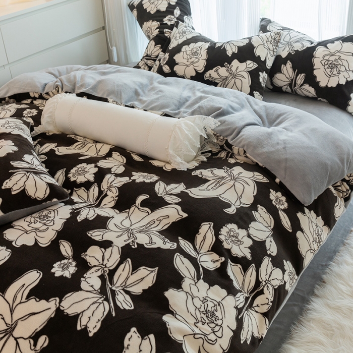 91家纺网 家纺一手货源 找家纺 千朵2022新款牛奶绒系列四件套 黑森林