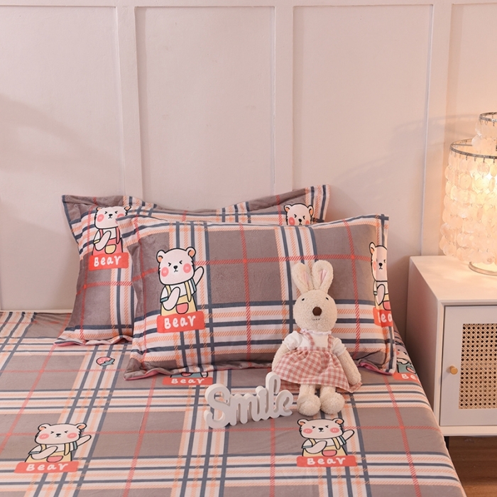 91家纺网 家纺一手货源 找家纺 甜之梦 新款水晶绒单品印花枕套48*74/对 格子萌熊