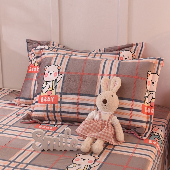 91家纺网 家纺一手货源 找家纺 甜之梦 新款水晶绒单品印花枕套48*74/对 格子萌熊