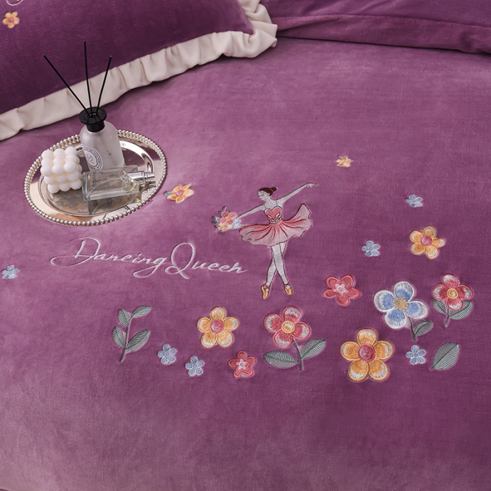 91家纺网 家纺一手货源 找家纺 芃成 2022新款加厚保暖牛奶绒绣花四件套 芭蕾女孩  玫瑰紫