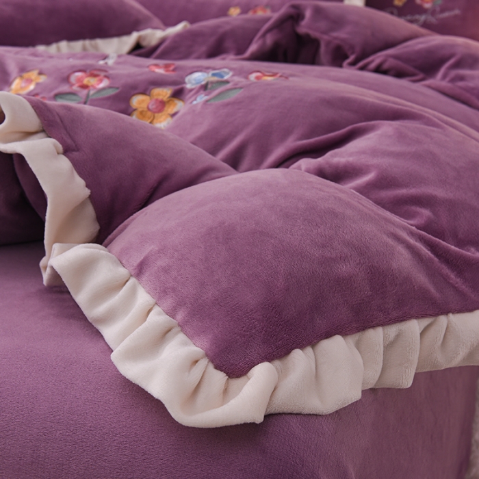 91家纺网 家纺一手货源 找家纺 芃成 2022新款加厚保暖牛奶绒绣花四件套 芭蕾女孩  玫瑰紫