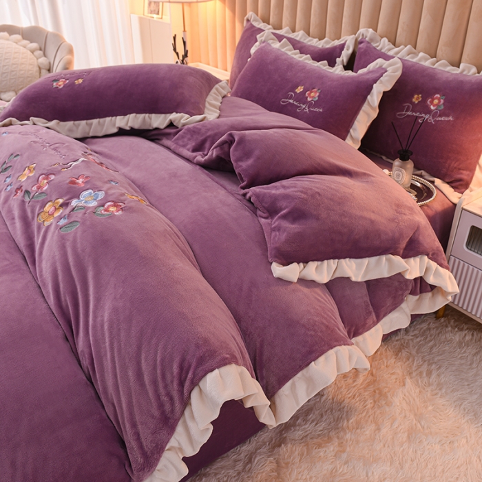 91家纺网 家纺一手货源 找家纺 芃成 2022新款加厚保暖牛奶绒绣花四件套 芭蕾女孩  玫瑰紫