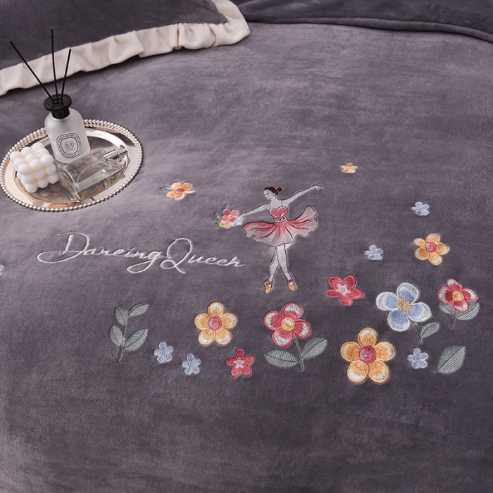 91家纺网 家纺一手货源 找家纺 芃成 2022新款加厚保暖牛奶绒绣花四件套 芭蕾女孩  紫灰