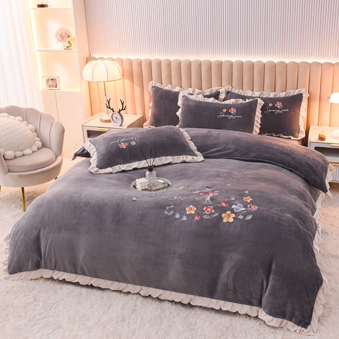 91家纺网 家纺一手货源 找家纺 芃成 2022新款加厚保暖牛奶绒绣花四件套 芭蕾女孩  紫灰