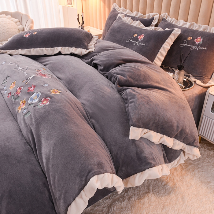 91家纺网 家纺一手货源 找家纺 芃成 2022新款加厚保暖牛奶绒绣花四件套 芭蕾女孩  紫灰