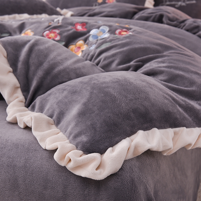 91家纺网 家纺一手货源 找家纺 芃成 2022新款加厚保暖牛奶绒绣花四件套 芭蕾女孩  紫灰