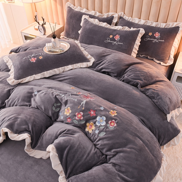 91家纺网 家纺一手货源 找家纺 芃成 2022新款加厚保暖牛奶绒绣花四件套 芭蕾女孩  紫灰