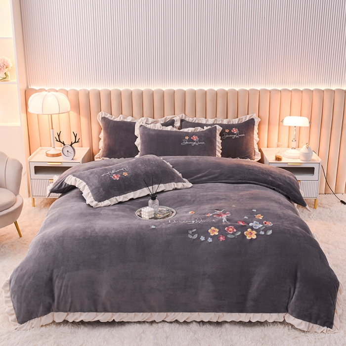 91家纺网 家纺一手货源 找家纺 芃成 2022新款加厚保暖牛奶绒绣花四件套 芭蕾女孩  紫灰