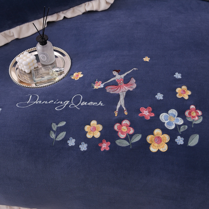 91家纺网 家纺一手货源 找家纺 芃成 2022新款加厚保暖牛奶绒绣花四件套 芭蕾女孩 宝石蓝