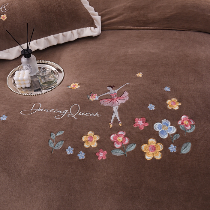 91家纺网 家纺一手货源 找家纺 芃成 2022新款加厚保暖牛奶绒绣花四件套 芭蕾女孩 奶咖