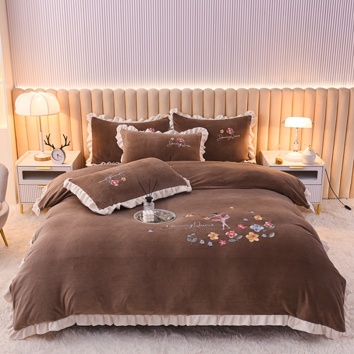 91家纺网 家纺一手货源 找家纺 芃成 2022新款加厚保暖牛奶绒绣花四件套 芭蕾女孩 奶咖