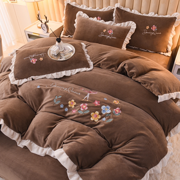 91家纺网 家纺一手货源 找家纺 芃成 2022新款加厚保暖牛奶绒绣花四件套 芭蕾女孩 奶咖