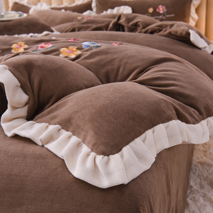 91家纺网 家纺一手货源 找家纺 芃成 2022新款加厚保暖牛奶绒绣花四件套 芭蕾女孩 奶咖