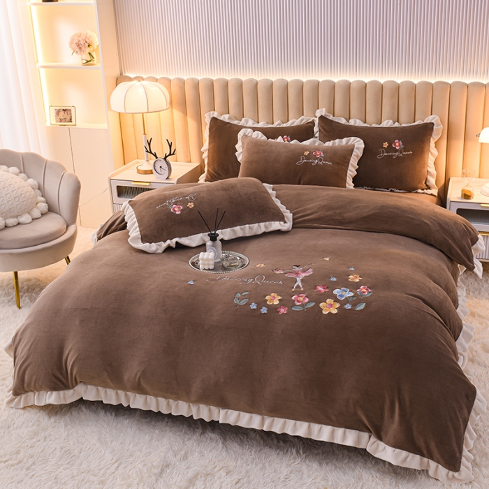 91家纺网 家纺一手货源 找家纺 芃成 2022新款加厚保暖牛奶绒绣花四件套 芭蕾女孩 奶咖