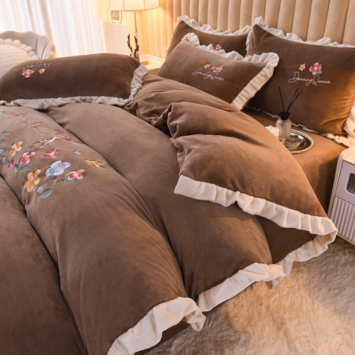 91家纺网 家纺一手货源 找家纺 芃成 2022新款加厚保暖牛奶绒绣花四件套 芭蕾女孩 奶咖